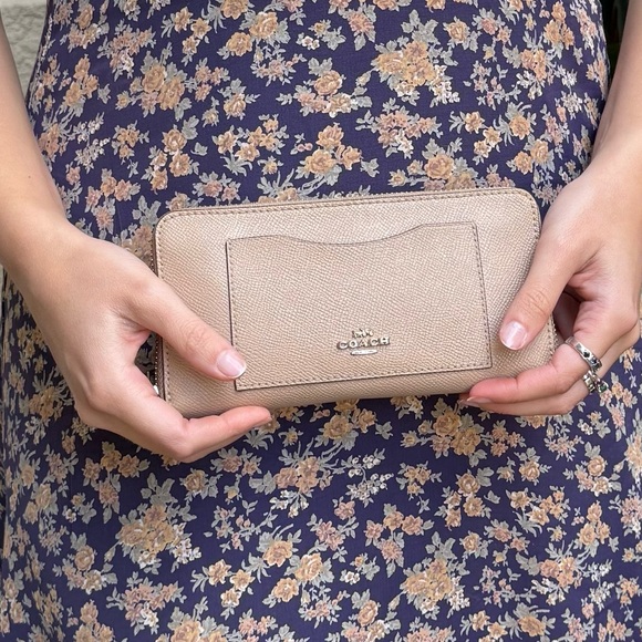 Coach Handbags - Vintage Coach Beige/Gold Leather Zip Wallet